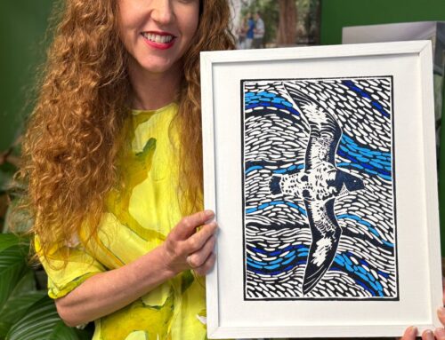 Mouse-Free Marion Project supporter, Dr Alva van der Merwe, receives her auctioned Pintado Petrel artwork – a gift from her friend, Dr Eben Venter